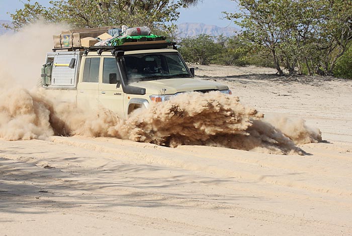 Excursiones guiadas en convoy por Damaraland en Namibia-HOANIB-riverbed
